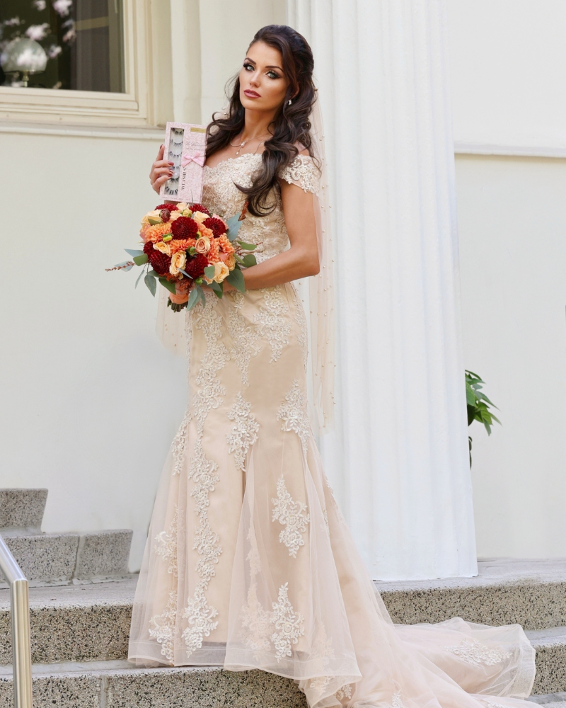 „Stylt euren Hochzeitslook selbst: Perfekte Wimpern, Nägel & Make-up! Mit meinen Rabattcodes bis zu 40 % bei Aylashes, Manifix & Purish sparen.“