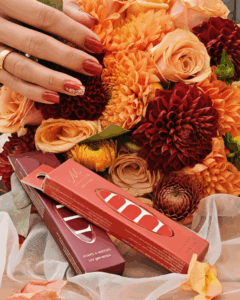 „Manifix UV-Nagelfolien ‚Lovesick Red‘ – DIY-Hochzeitsnägel, schnell & einfach anzubringen, bis zu 4 Wochen haltbar. Spare bis zu 40 % mit Code GLAMOURELLA.“