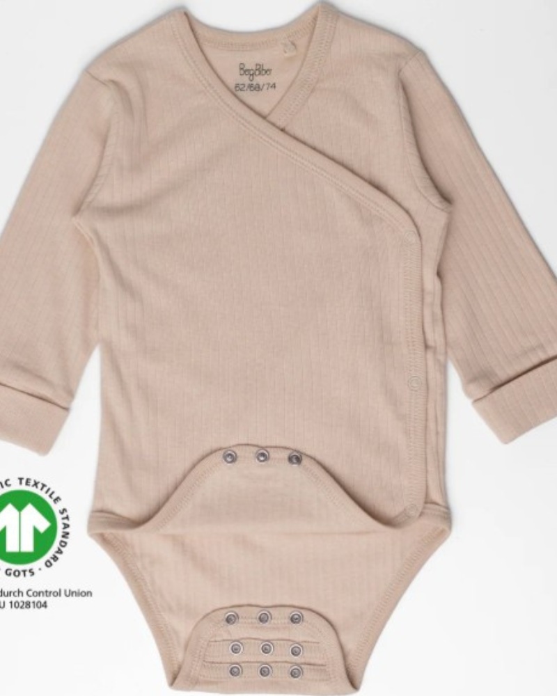 „Entdecke den BergBiber Baby Body Ava Langarm – bequem, nachhaltig und hochwertig. Spare jetzt 15 % mit dem exklusiven Rabattcode Ella15. Direkt online bestellen!“