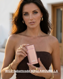 WILD Gutscheincode WDGLAMOURELLA Ella zeigt das stylische, nachfüllbare Wild Deodorant Starter Set in der Hand, Wildrabattcode WDGLAMOURELLA