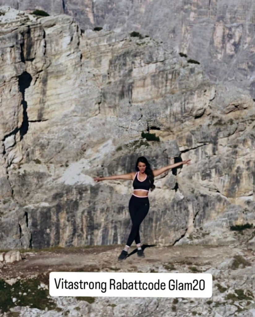 Vitastrong Erfahrungen – Schwarze Sport Leggings und Top beim Yoga in den Bergen mit 20% Vitastrong Rabattcode Glam20